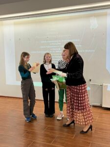 wręczenie dyplomów dla uczennic na  rozstrzygnięciu konkursów literackich poświęconych Mikołajowi Kopernikowi